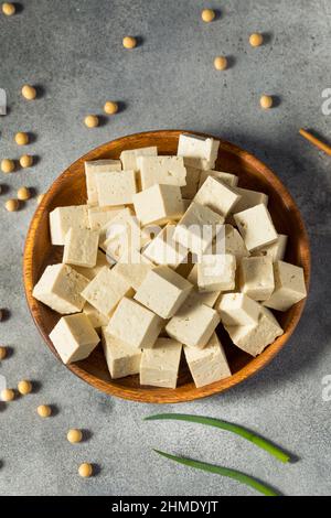 RAW White Organic Extra Firm Tofu mit Sojabohnen hergestellt Stockfoto