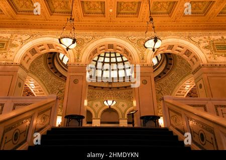 Innenansicht der Treppe und des Tiffany Glass Dome, in der Preston Bradley Hall, Chicago, Illinois Stockfoto