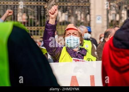 Madrid, Spanien. 09th. Februar 2022. Eine Protesterin schreit während des Protestes Slogans. Eine Gruppe von Rentnern und Mitgliedern der Plattformen und Gruppen von COORPENMADRID-COESPE versammelten sich vor dem Hauptsitz der Bank of Spain in Madrid, bekleidet in 'Casa de Papel'-Kostümen, um auf der Nachfrage nach fairen, anständigen und ausreichenden öffentlichen Renten zu demonstrieren. Kredit: SOPA Images Limited/Alamy Live Nachrichten Stockfoto