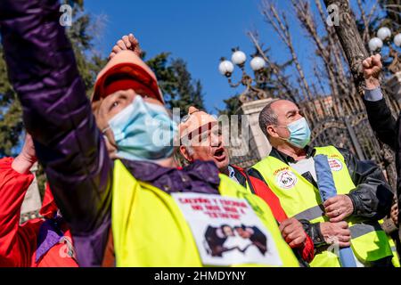 Madrid, Spanien. 09th. Februar 2022. Die Demonstranten chanten Parolen während der Proteste in Madrid. Eine Gruppe von Rentnern und Mitgliedern der Plattformen und Gruppen von COORPENMADRID-COESPE versammelten sich vor dem Hauptsitz der Bank of Spain in Madrid, bekleidet in 'Casa de Papel'-Kostümen, um auf der Nachfrage nach fairen, anständigen und ausreichenden öffentlichen Renten zu demonstrieren. Kredit: SOPA Images Limited/Alamy Live Nachrichten Stockfoto