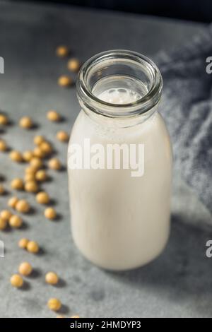 Kalte, erfrischende Alternative Sojamilch in einer Flasche Stockfoto