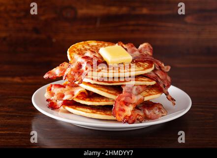 Süße Pfannkuchen mit Butter und Speck. Traditionelles amerikanisches Frühstück Stockfoto