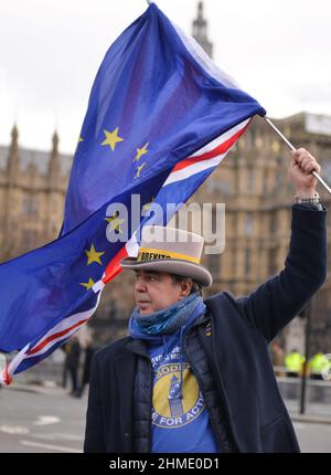 London, Großbritannien. 09th. Februar 2022. Der Anti-Brexit-Protestierende Steven Bray sah während der Demonstration die EU-Flagge vor dem Parlament schwenken.Anti-Tory- und Anti-Regierung-Demonstranten versammelten sich in Westminster während der wöchentlichen PMQ's (Fragen des Premierministers) Quelle: SOPA Images Limited/Alamy Live News Stockfoto