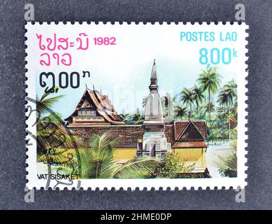 Abgesagte Briefmarke gedruckt von Laos, die Wat Sisaket Pagode zeigt, um 1982. Stockfoto