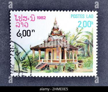 Abgesagte Briefmarke gedruckt von Laos, die Ho Tay Pagode zeigt, um 1982. Stockfoto