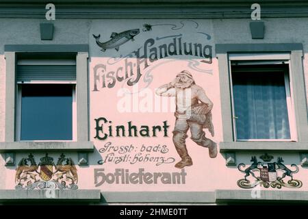 Fischhändler-Ladenwand im traditionellen Stil im Jahr 1981, Konstanz, Baden-Württemberg, Deutschland Stockfoto