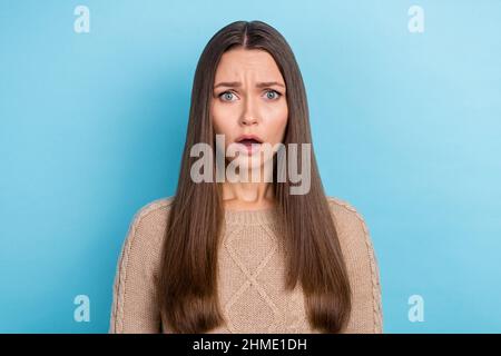 Porträt der attraktiven besorgt empört braunhaarigen Mädchen schlechte Nachrichten Reaktion isoliert über hellen blauen Hintergrund Stockfoto