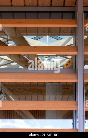 Detail mit Blick durch Lamellen auf die Innenbeleuchtung des Dachs. Besucherzentrum Der Royal Horticultural Society, Worsley, Salford, Großbritannien. Architekt: Hodde Stockfoto