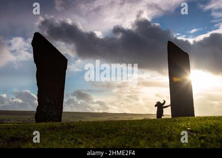 Stenness, Orkney, Großbritannien. 9th. Februar 2022. Ein einnehmender Besucher der Stones of Stenness - einem neolithischen Steinkreis - in Orkney, Schottland, trotzt dem eiskalten Wind am späten Nachmittag. Kredit: Peter Lopeman/Alamy Live Nachrichten Stockfoto