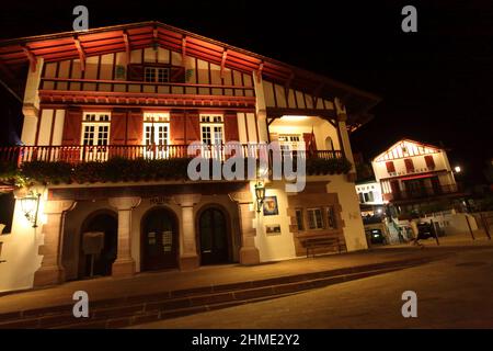 Rathaus und Bäckerei in einer traditionellen baskischen Architektur, Place Sauveur-Atchoarena Bidart, Pyrenees Atlantiques, Pays Basque, Frankreich Stockfoto