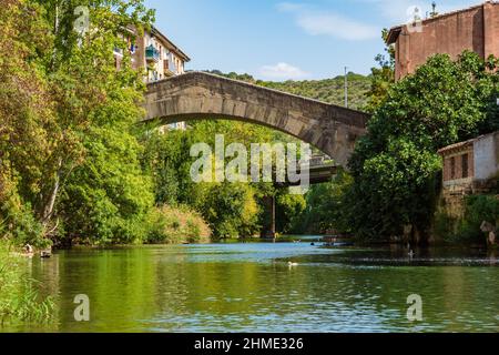 Blick auf den Fluss Ega und die Puente de la Cárcel (Gefängnis-Brücke) in Estella Lizarra, Navarra, Spanien Stockfoto