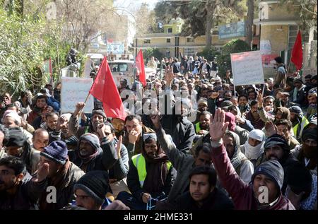 Mitglieder der Metropolitan Corporation Tanzeemi Ittehat veranstalten am Mittwoch, den 09. Februar 2022, in den Räumlichkeiten der Metropolitan Corporation in Quetta eine Protestdemonstration zur Zahlung ihrer Gehälter. Stockfoto