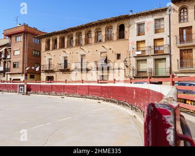 Blick auf die „Plaza del Coso“ oder die Stierkampfarena „del Castillo“ in Viana, navarra, Spanien Stockfoto