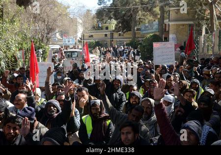 Mitglieder der Metropolitan Corporation Tanzeemi Ittehat veranstalten am Mittwoch, den 09. Februar 2022, in den Räumlichkeiten der Metropolitan Corporation in Quetta eine Protestdemonstration zur Zahlung ihrer Gehälter. Stockfoto