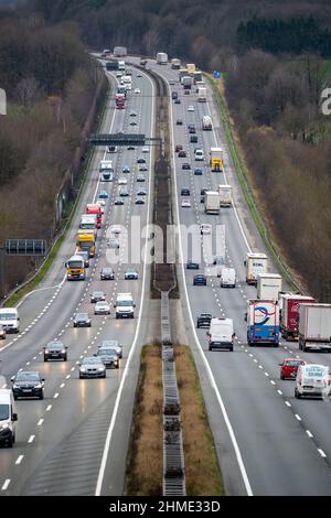 Autobahn A1, bei Gevelsberg, Blick Richtung Südwensten, normaler fliegender Verkehr, LKW und PKW, 6 Spuriger Ausbau, NRW, Deutschland, Autobahn A1, in der Nähe Stockfoto