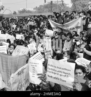 Delhi, Indien Dezember 25 2021 : Delhi Vertragsgastlehrer mit Plakaten, Fahnen und Graffiti protestiert gegen Delhi AAP Regierung für die Herstellung Stockfoto