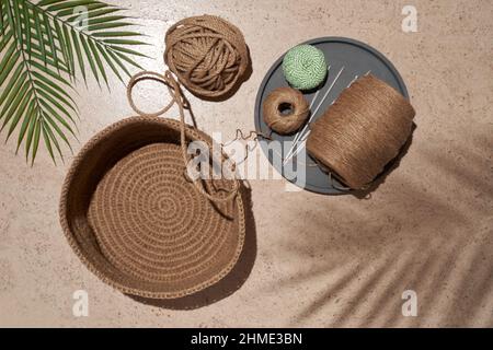 Jute Häkelstrickbeutel oder Korb Naturseil. Flat Lay Hobby-Konzept. Stockfoto