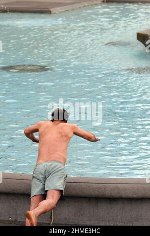 London, Großbritannien. 9th. Februar 2022. Der Mensch geht im Trafalgar Square-Brunnen schwimmen. Kredit: JOHNNY ARMSTEAD/Alamy Live Nachrichten Stockfoto