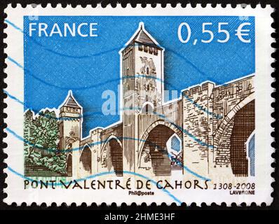 FRANKREICH - UM 2008: Eine in Frankreich gedruckte Marke zeigt, dass die Valentre-Brücke eine befestigte Steinbogenbrücke aus dem 14th. Jahrhundert ist, die den Lot River, Cahors, Cir überquert Stockfoto