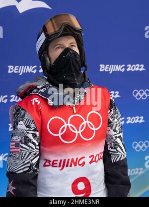 Peking, Hebei, China. 9th. Februar 2022. Snowboarder Shaun White erwartet die Ergebnisse auf der Anzeigetafel nach seinem ersten Qualifikationslauf am 9. Februar 2022. (Bild: © Mark Edward Harris/ZUMA Press Wire) Stockfoto