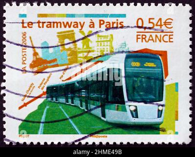 FRANKREICH - UM 2006: Eine in Frankreich gedruckte Marke, die der Eröffnung der neuen Pariser Straßenbahn gewidmet ist, um 2006 Stockfoto