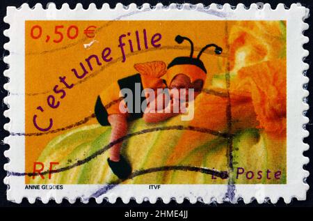 FRANKREICH - UM 2004: Eine in Frankreich gedruckte Briefmarke zeigt eine Geburtsmarke - Es ist ein Mädchen, um 2004 Stockfoto