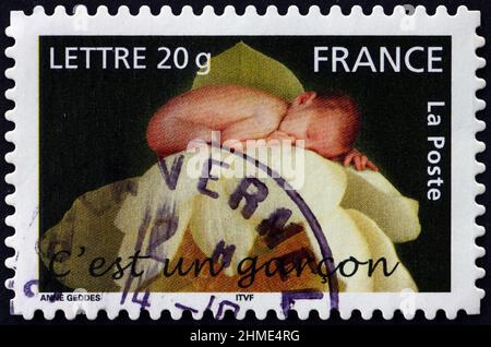 FRANKREICH - UM 2005: Eine in Frankreich gedruckte Briefmarke zeigt eine Geburtsmarke - Es ist ein Junge, um 2005 Stockfoto