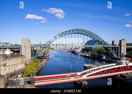 Blick auf die berühmten Brücken von Newcastle, die den Fluss Tyne überspannen, mit dem ikonischen Gebäude von Sage Gateshead im Hintergrund Stockfoto
