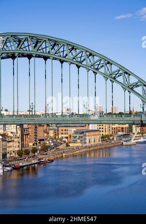 Nahaufnahme der Tyne Bridge in Newcastle upon Tyne (England), mit Blick auf Newcastles Kai und den Fluss Tyne Stockfoto