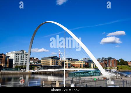 Blick auf die Gateshead Millennium Bridge, die Newcastle upon Tyne und Gateshead verbindet, mit den Gebäuden am Newcastle Kai im Hintergrund Stockfoto