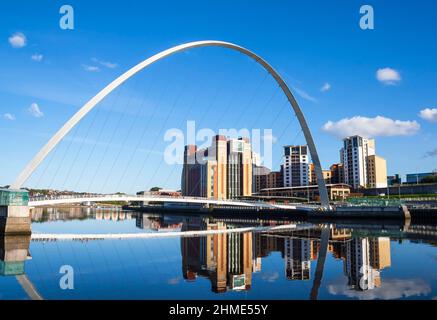 Blick auf die Gateshead Millennium Bridge in Newcastle upon Tyne (England) mit Baltic Center for Contemporary Art an einem schönen sonnigen Tag Stockfoto