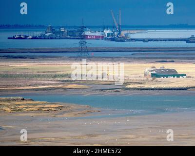 Sheerness, Kent, Großbritannien. 9th. Februar 2022. Peel Ports fordern, dass mehr Fracht über ihre Docks in Sheerness importiert/exportiert wird, um die Staus/Abhängigkeit von Dover zu verringern. Richard Goffin (Port Director) wird mit den Worten zitiert: „Wir sind gefährlich auf Dover angewiesen“. Bild: Eine allgemeine Ansicht des Hafens von Sheerness über die Mündungen von Medway & Swale. Kredit: James Bell/Alamy Live Nachrichten Stockfoto