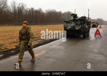 Vilseck, Deutschland. 09th. Februar 2022. Soldaten, die dem Kavallerieregiment 2nd zugewiesen wurden, bereiten Strykers-Fahrzeuge vor, die am 8. Februar 2022 aus der Rosenbaracken, Vilseck, Deutschland, eingesetzt werden. Für Rumänien als Teil der Verstärkungsmission zur Unterstützung unserer NATO-Verbündeten und Partner. Die 2CR werden die mehr als 900 US-Mitarbeiter, die bereits in Rumänien arbeiten und Atlantic Resolve unterstützen, ergänzen. Dieser Schritt soll auf das aktuelle Sicherheitsumfeld reagieren und die abschreckende und defensive Haltung an der Ostflanke der NATO stärken. Foto von CPL. Austin Riel/USA Armee/UPI Kredit: UPI/Alamy Live Nachrichten Stockfoto