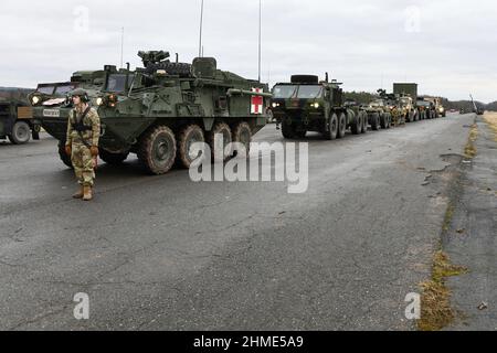 Grafenwoehr, Deutschland. 09th. Februar 2022. Am 9. Februar 2022 warten verschiedene taktische Fahrzeuge, die dem Kavallerieregiment 2nd und 2nd zugewiesen wurden, darauf, auf Lastwagen auf dem Flugplatz Rose Barracks Air Field des 7th Army Training Command, Vilseck, Deutschland, verladen zu werden. Das Squadron wird in den kommenden Tagen nach Rumänien entsnien, um die mehr als 900 US-Dienstmitglieder, die bereits in Rumänien sind, zu erweitern. Dieser Schritt soll auf das aktuelle Sicherheitsumfeld reagieren und die abschreckende und defensive Haltung an der Ostflanke der NATO stärken. Foto von Gertrud Zach/USA Armee/UPI Kredit: UPI/Alamy Live Nachrichten Stockfoto