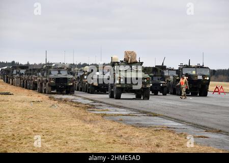 Grafenwoehr, Deutschland. 09th. Februar 2022. Am 9. Februar 2022 warten verschiedene taktische Fahrzeuge, die dem Kavallerieregiment 2nd und 2nd zugewiesen wurden, darauf, auf Lastwagen auf dem Flugplatz Rose Barracks Air Field des 7th Army Training Command, Vilseck, Deutschland, verladen zu werden. Das Squadron wird in den kommenden Tagen nach Rumänien entsnien, um die mehr als 900 US-Dienstmitglieder, die bereits in Rumänien sind, zu erweitern. Dieser Schritt soll auf das aktuelle Sicherheitsumfeld reagieren und die abschreckende und defensive Haltung an der Ostflanke der NATO stärken. Foto von Gertrud Zach/USA Armee/UPI Kredit: UPI/Alamy Live Nachrichten Stockfoto