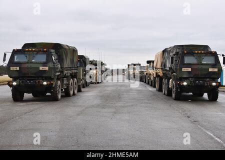 Grafenwoehr, Deutschland. 09th. Februar 2022. Am 9. Februar 2022 warten verschiedene taktische Fahrzeuge, die dem Kavallerieregiment 2nd und 2nd zugewiesen wurden, darauf, auf Lastwagen auf dem Flugplatz Rose Barracks Air Field des 7th Army Training Command, Vilseck, Deutschland, verladen zu werden. Das Squadron wird in den kommenden Tagen nach Rumänien entsnien, um die mehr als 900 US-Dienstmitglieder, die bereits in Rumänien sind, zu erweitern. Dieser Schritt soll auf das aktuelle Sicherheitsumfeld reagieren und die abschreckende und defensive Haltung an der Ostflanke der NATO stärken. Foto von Gertrud Zach/USA Armee/UPI Kredit: UPI/Alamy Live Nachrichten Stockfoto