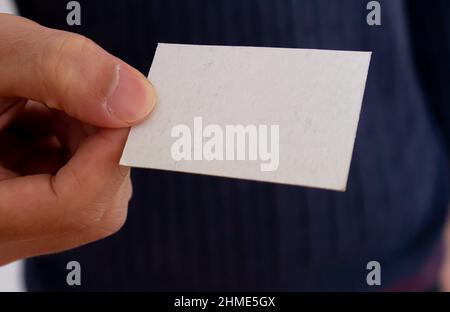 Geschäftsmann mit leerer Karte, Vorlage für Visitenkarten. Platz für Text kopieren. Nahaufnahme. Stockfoto