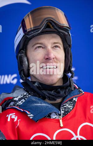 Peking, Hebei, China. 9th. Februar 2022. Snowboarder Shaun White erwartet die Ergebnisse auf der Anzeigetafel nach seinem ersten Qualifikationslauf am 9. Februar 2022. (Bild: © Mark Edward Harris/ZUMA Press Wire) Stockfoto