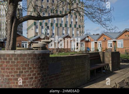 Hochhaus und Bungalows in Sozialwohnungen des Rates in Globe Town, in der Nähe von Mile End, Tower Hamlets, London, England, Großbritannien Stockfoto