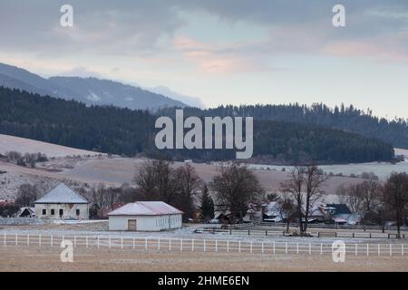 Bauernhof im Dorf Trebostovo in Turiec Region, Slowakei. Stockfoto