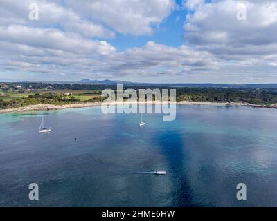 Segelyacht vor Es Dolç Strand, Colònia de Sant Jordi, ses Salines, Mallorca, Balearen, Spanien vor Anker Stockfoto