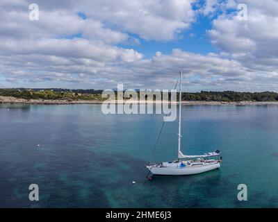 Segelyacht vor Es Dolç Strand, Colònia de Sant Jordi, ses Salines, Mallorca, Balearen, Spanien vor Anker Stockfoto