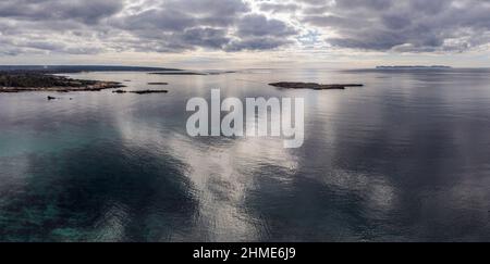 Insel Na Guardis mit dem Archipel von Cabrera im Hintergrund, Colònia de Sant Jordi, ses Salines, Mallorca, Balearen, Spanien Stockfoto