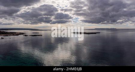 Insel Na Guardis mit dem Archipel von Cabrera im Hintergrund, Colònia de Sant Jordi, ses Salines, Mallorca, Balearen, Spanien Stockfoto