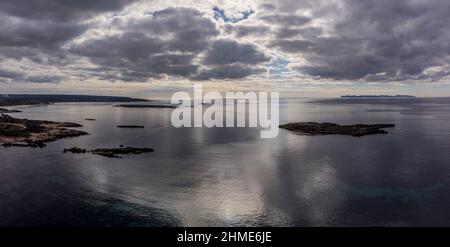 Insel Na Guardis mit dem Archipel von Cabrera im Hintergrund, Colònia de Sant Jordi, ses Salines, Mallorca, Balearen, Spanien Stockfoto