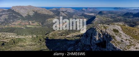 Gipfel der Cucuia de Fartaritx, Bucht von Alcudia im Hintergrund, Pollença, Mallorca, Balearen, Spanien Stockfoto