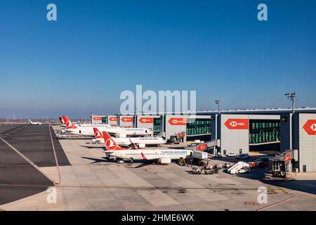 Istanbul, Türkei – 22. Nov 2021: Neues Vorfeld des Flughafens Istanbul (İstanbul Havalimanı) mit geparkten Flugzeugen der Turkish Airlines Stockfoto