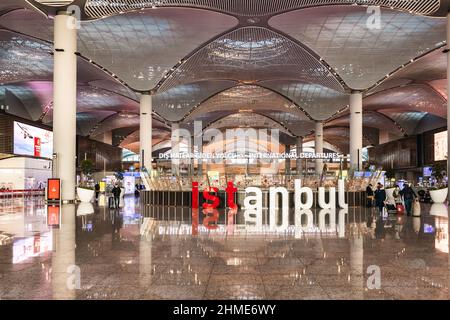 Istanbul, Türkei – 22. Nov 2021: Innenraum des neuen Terminals des Flughafens Istanbul (İstanbul Havalimanı), Bereich für internationale Abflüge Stockfoto