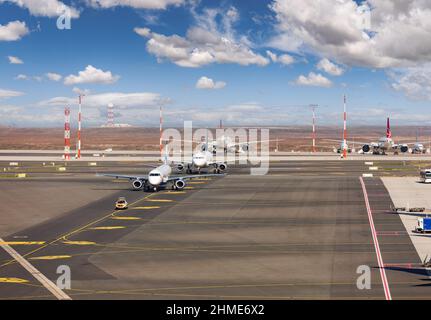 Istanbul, Türkei – 22. Nov 2021: Flugzeuge Rollen zu den Terminals auf dem Vorfeld des New Istanbul Airport (İstanbul Havalimanı) Stockfoto