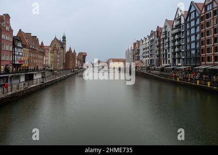 31. Dezember 2021 - Danzig, Polen: Blick auf den alten Hafen von Danzig Stockfoto